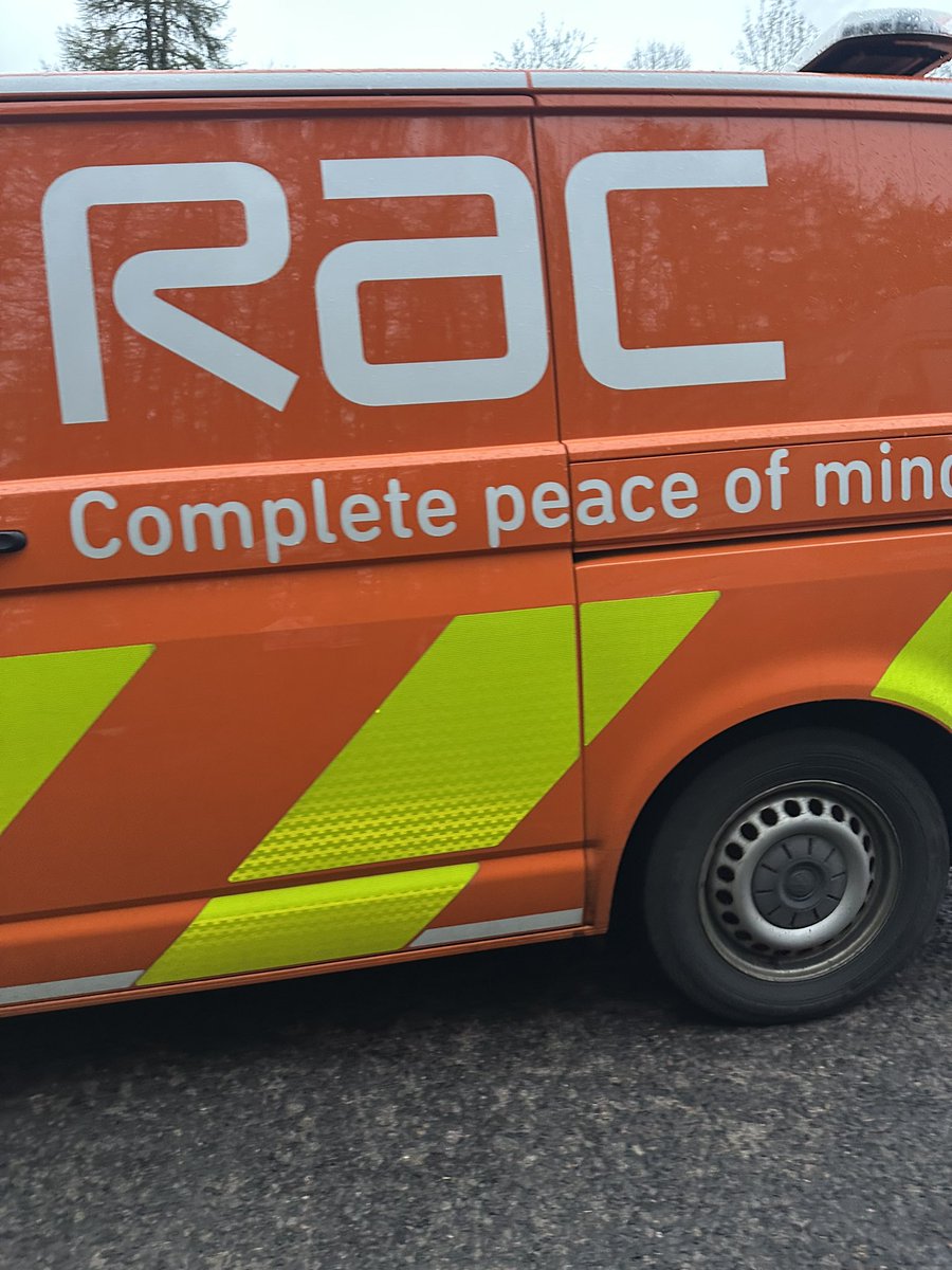 JetBlackLab2019's tweet photo. make this guy famous please? A true angel of the road! on a 700 mile trip as a lone female + 2 dogs relocate to the Isle of Lewis with a van load of furniture I discovered a nail in my tire &amp; prayed 4 help. It came in a lay-by with this lovely #RAC man on a break #rescued #rac ❤️ https://t.co/7S7GzG7fTH