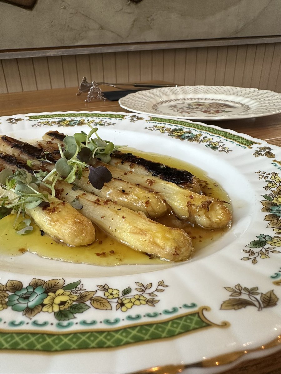 Espárragos con vinagreta de mostaza cítrica. 😋

#GastroLAVA #valladolid
