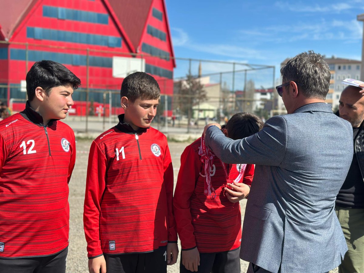 📌 İlimizde düzenlenen "Okul Sporları Bocce Turnuvası"da Adımova Ortaokulu, yıldız erkeklerde  il 3.sü oldu.
İdareci, öğretmen ve öğrencilerimizi tebrik ediyoruz. 
🏆🏆🏆
<a href="/MNesipMahir/">Mehmet Nesip MAHİR</a> <a href="/hasan_kokrek/">Hasan Kökrek</a> <a href="/mehmetozmus_/">Mehmet ÖZMÜŞ</a>