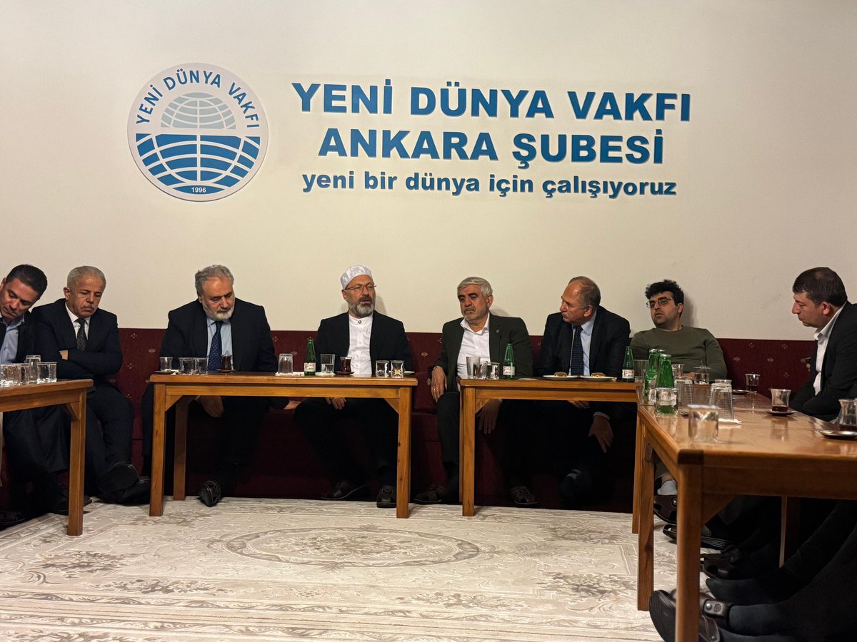 Diyanet İşleri Başkanımız Prof. Dr. Ali Erbaş’ı Ankara Şubemizde misafir etmekten büyük bir memnuniyet duyduk.

Vakıf Başkanımız Mahmut Göksu’nun ev sahipliğinde gerçekleşen buluşmada, gençliğe yönelik ortak çalışmalar, manevi eğitim süreçleri ve toplumsal sorumluluk projeleri