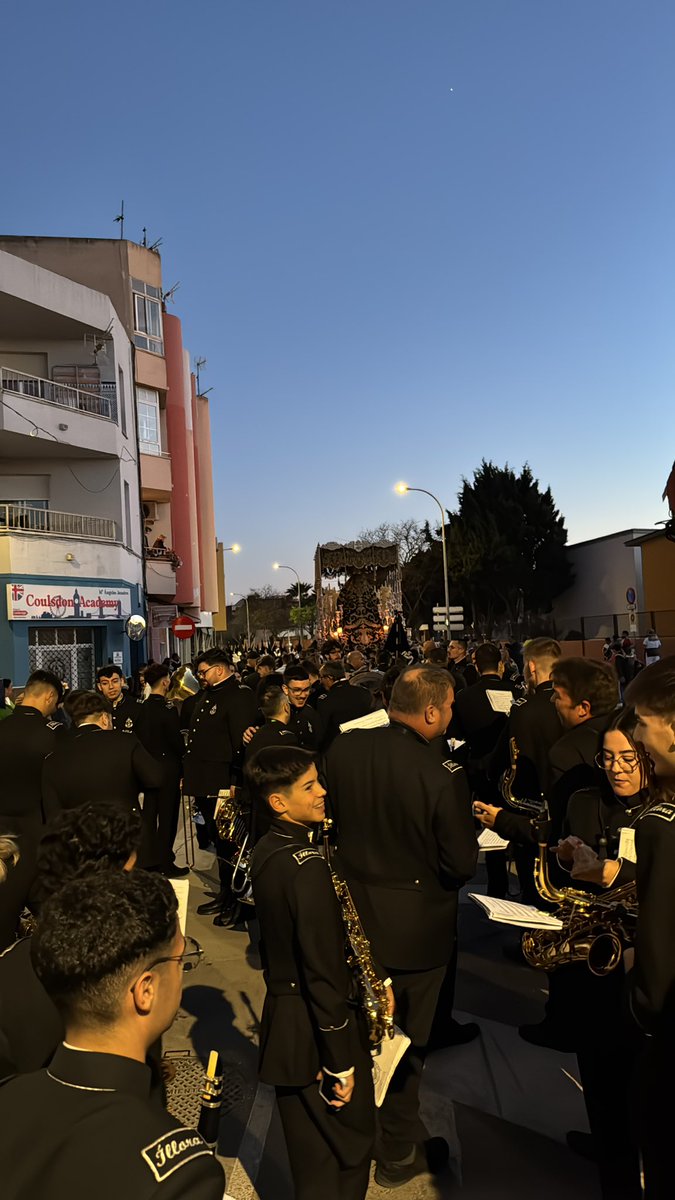 A continuación, la Esperanza irá tras los sones de la marcha “Coronación de la Macarena” de Pedro Braña

#suenaillora #bandaillora #semanasanta #lalinea #esperanza