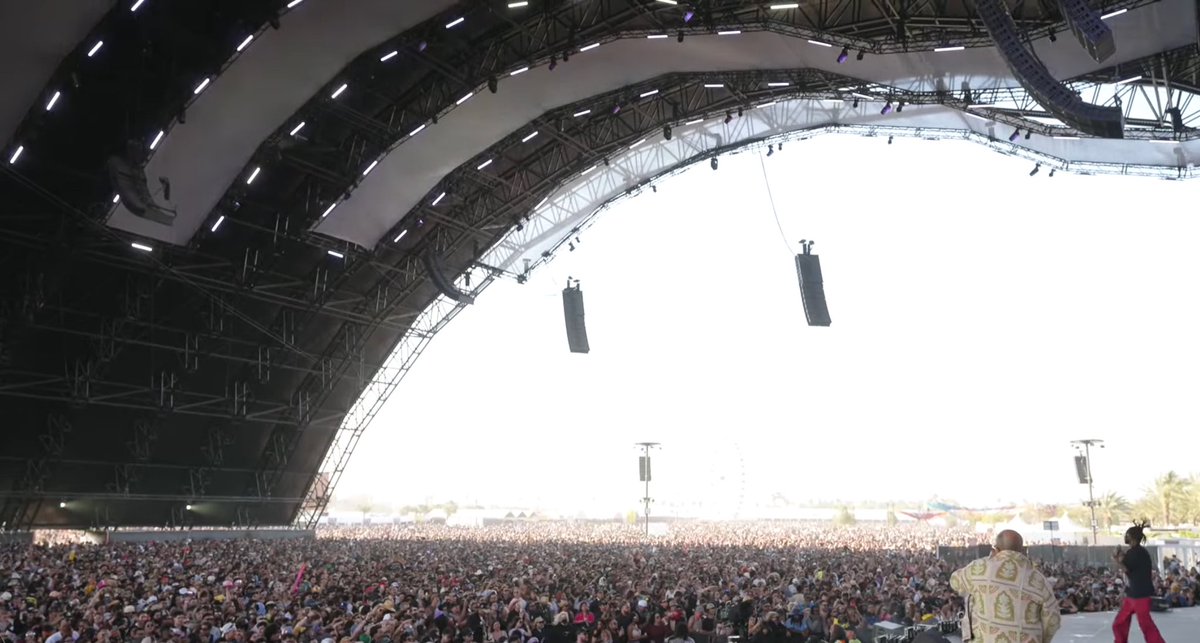 The crowd at the sahara stage atm 🤯🤯🤯

#Coachella #LISACHELLA2025 #Lisa #LISACHELLA #LALISA