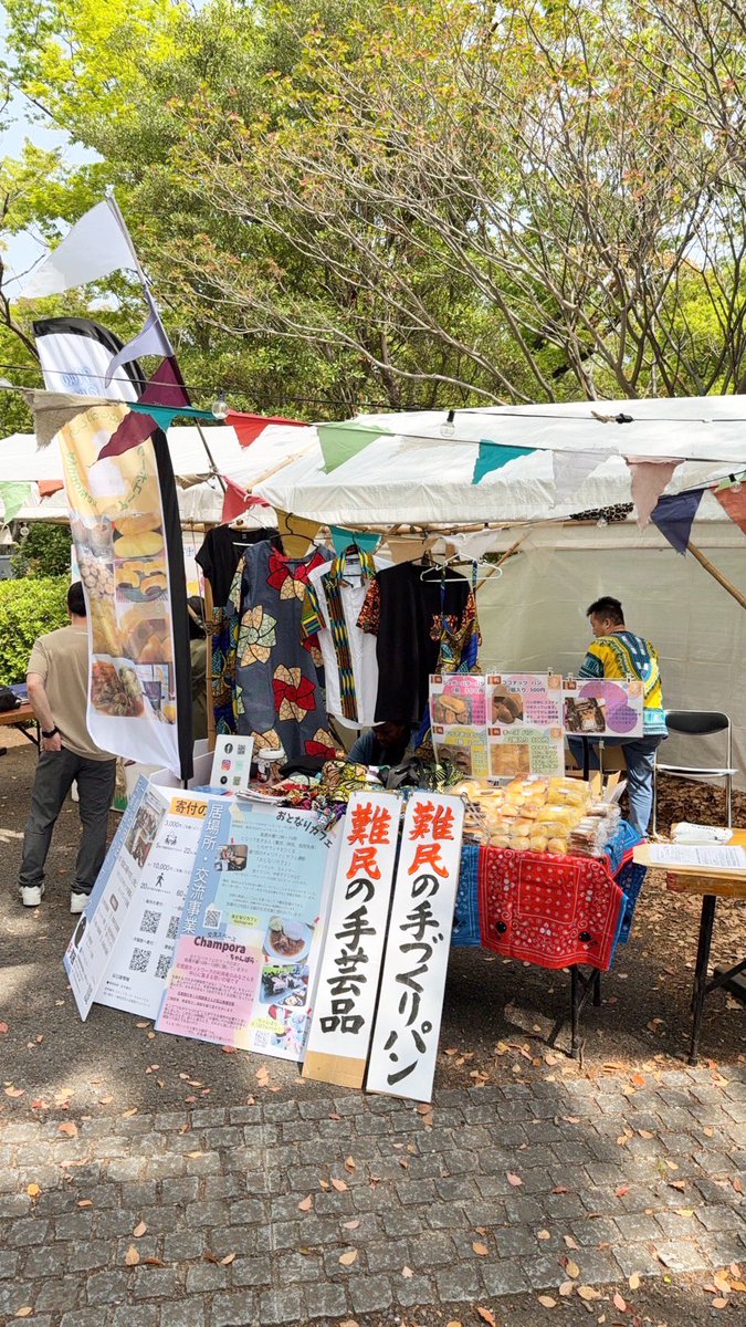 anti_poverty_NW's tweet photo. 出店準備の様子です📷✨

手作りの美味しいパンと手芸品をたくさんご用意しております🥐👜🥯🍞

#アースデイ #代々木公園 #反貧困ネットワーク https://t.co/fUtPf9f4k8