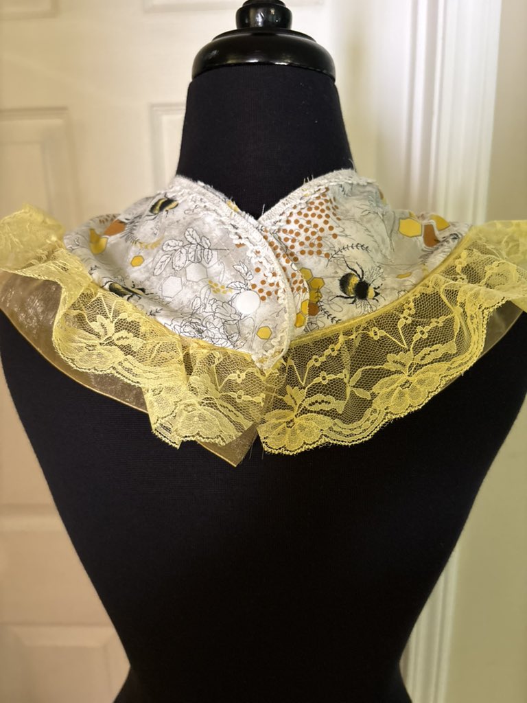 working more on Baby Bee set!!! 

#ageretwt !!

will be 40$ for the bottle +paci + clip +bib!!