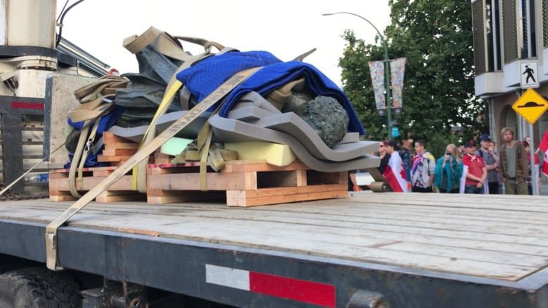 yyccrime's tweet photo. If anyone can debunk this #Tweet I will PayPal you 10k &amp; delete my account on here. In case anyone was sleeping over the last 10 years. A vote for #MarkCarney is the final nail in the countries coffin. Not voting for #PierrePoilievreForPM just because of a few things is sad….🇨🇦 https://t.co/jt9odWmGJq