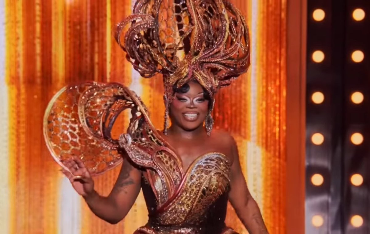 Onya’s dad being so proud of his son that he’s crying in the front row is the kind of dads we need more off 🥲🥲 #DragRace