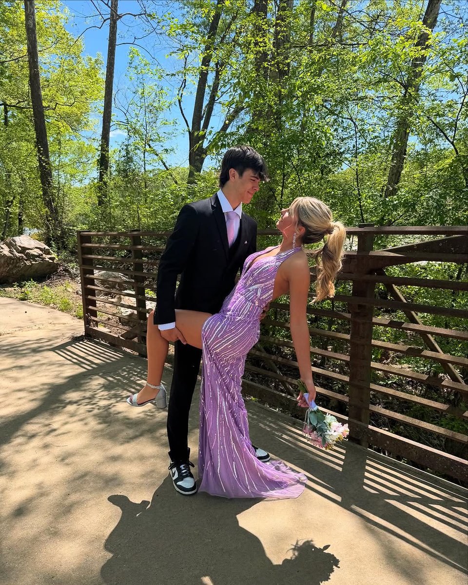 give us allll the florals for prom 🌸✨💜 -- Style 11670
📸: @ava9herrington