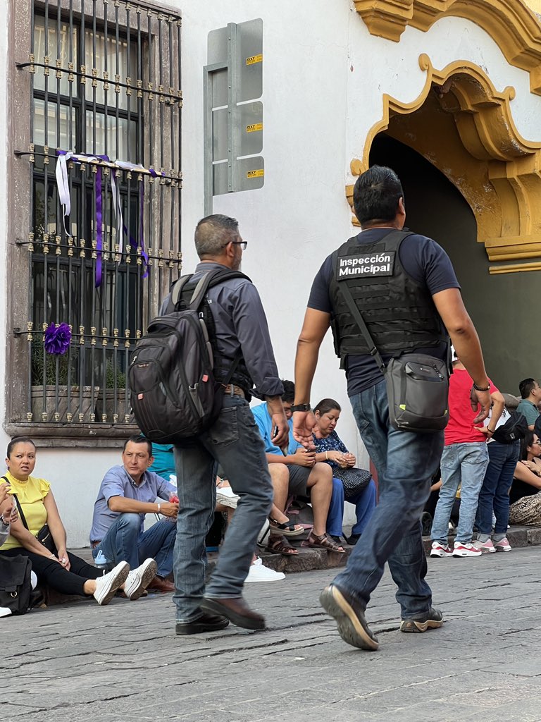 hugoivan99's tweet photo. Cuando los inspectores de @qromunicipio se sienten del escuadrón Swat antimotines, fuerzas especiales anti comerciantes, ya solo les falta que estén armados… https://t.co/M3xXYExHcC