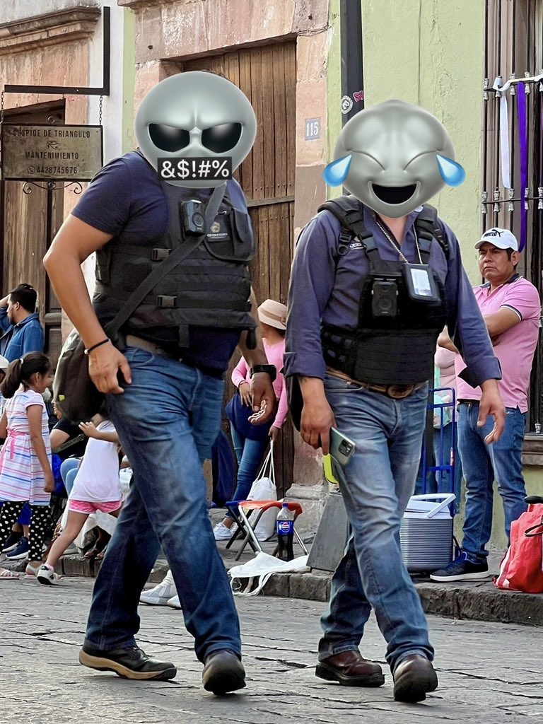 hugoivan99's tweet photo. Cuando los inspectores de @qromunicipio se sienten del escuadrón Swat antimotines, fuerzas especiales anti comerciantes, ya solo les falta que estén armados… https://t.co/M3xXYExHcC