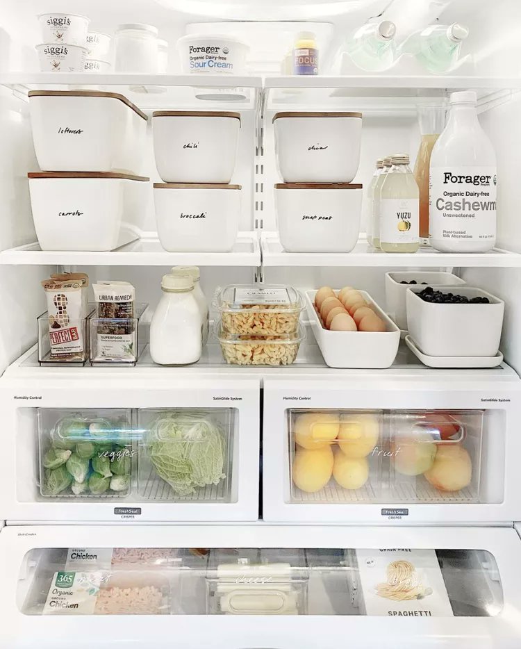 StyledNSpaces's tweet photo. Transform your fridge into an organized haven! Start by clearing it out, categorize items, create an "eat first" section, and invest in clear storage bins. Keep your fridge tidy by cleaning regularly. 🧊🥒 #FridgeOrganization #HomeHacks #KitchenTips https://t.co/YjknoiRBXT