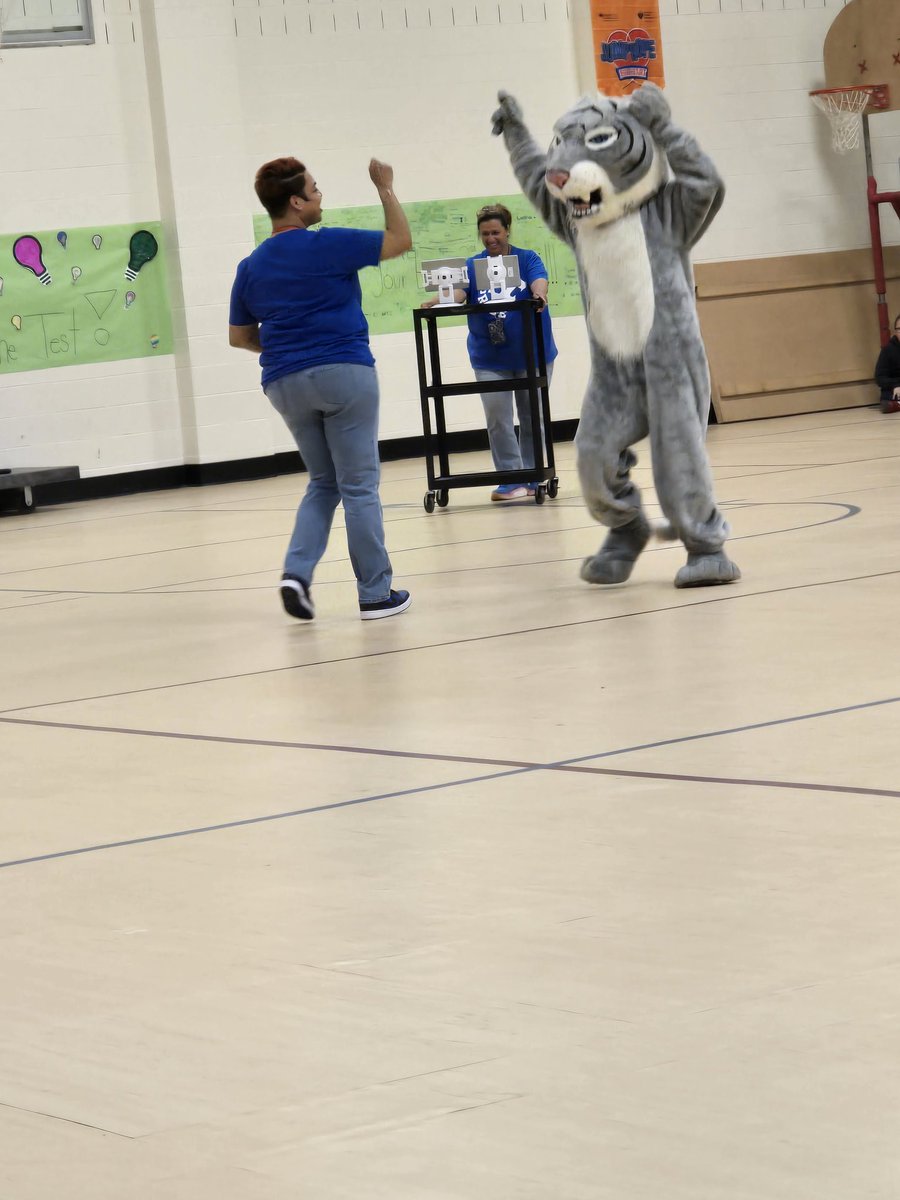 JanetTolbert6's tweet photo. @SparkleTSmith @SparkleTSmith  having a dance off with the Wildcat! https://t.co/IG0qu41ecu