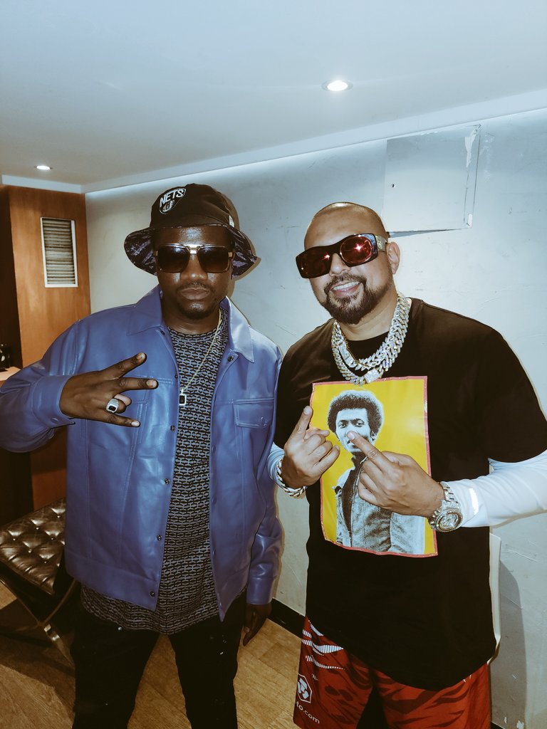 DarkerRomello's tweet photo. Backstage at Wembley with the legend Sean Paul. Darker Romello in the mix. Ashanti and Fat Joe brought the heat, vibes were 🔥🔥🔥 #ashanti #seanpaul #fatjoe #wembleyarena #london #liveineffect #blackstarz https://t.co/ntC0h0x9mI
