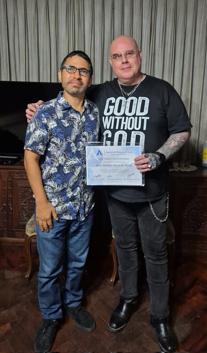 JEESxorcismo's tweet photo. Hoy fue la parrillada anual de la Asociación Peruana de Ateos @aperatperu. Conocimos a varias personas muy bacanes, hubo un breve conversatorio sobre la libertad de expresión desde el ateísmo y, al final, fui nombrado miembro honorario en reconocimiento a mi activismo en pro de un #EstadoLaico. Estoy muy agradecido y seguiremos luchando por un Perú laicista.