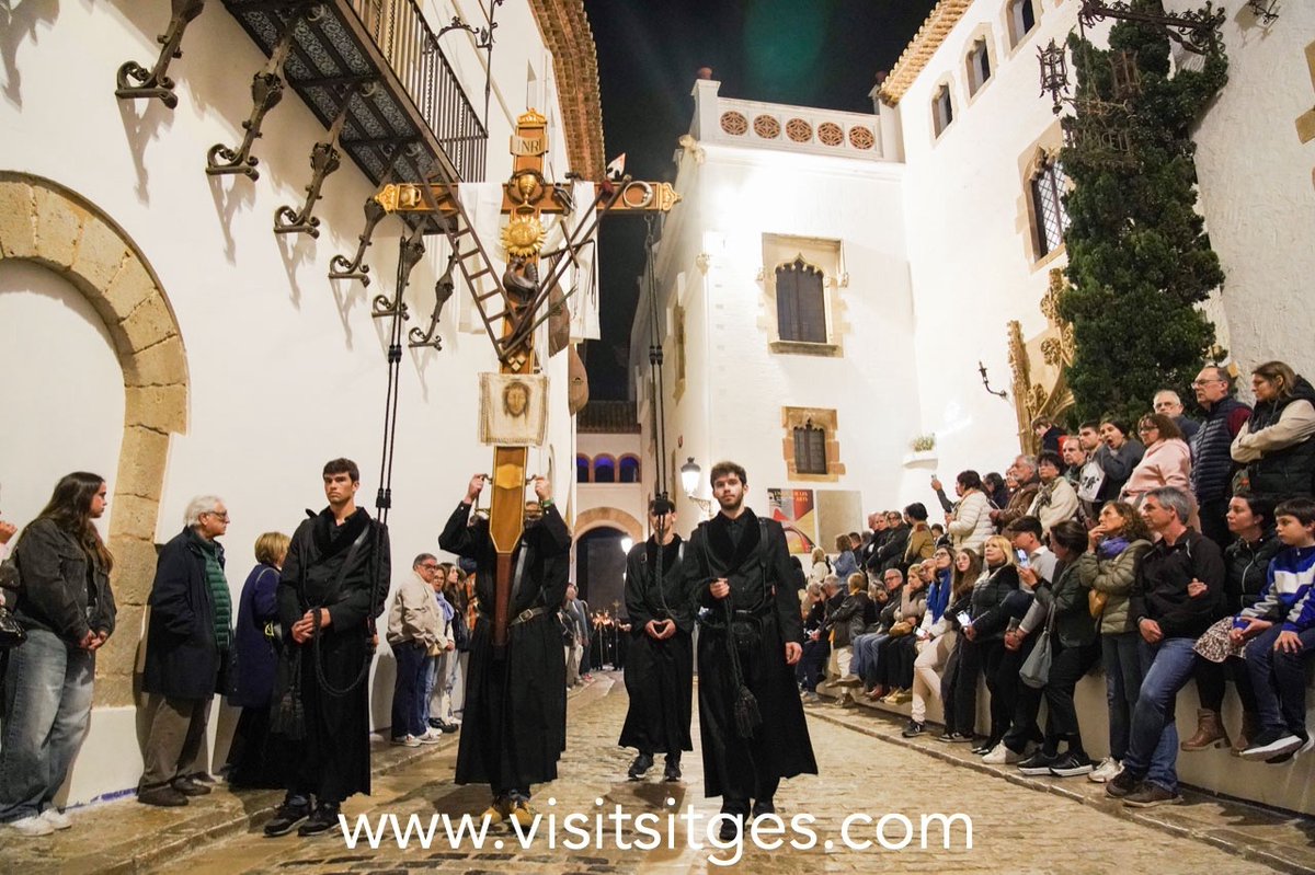 VisitSitges's tweet photo. 🌙 La Processó del Silenci ha omplert els carrers del centre de #Sitges de recolliment i emoció aquest Divendres Sant ✝️
📲 Programa complet 👉 https://t.co/TMca5Btd37
#SetmanaSantaSitges #Sitges2025 #DivendresSant
#ProcessódelSilenci https://t.co/yHZiL86qDs
