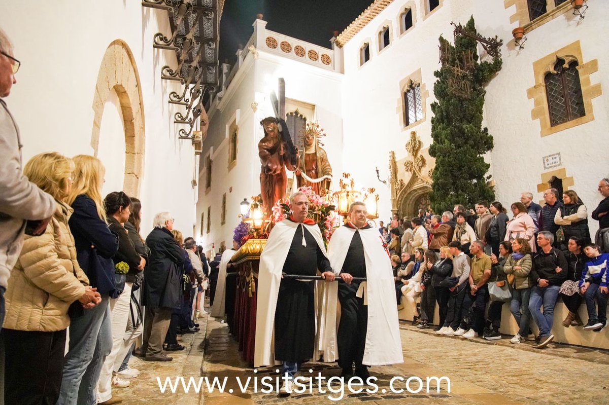VisitSitges's tweet photo. 🌙 La Processó del Silenci ha omplert els carrers del centre de #Sitges de recolliment i emoció aquest Divendres Sant ✝️
📲 Programa complet 👉 https://t.co/TMca5Btd37
#SetmanaSantaSitges #Sitges2025 #DivendresSant
#ProcessódelSilenci https://t.co/yHZiL86qDs