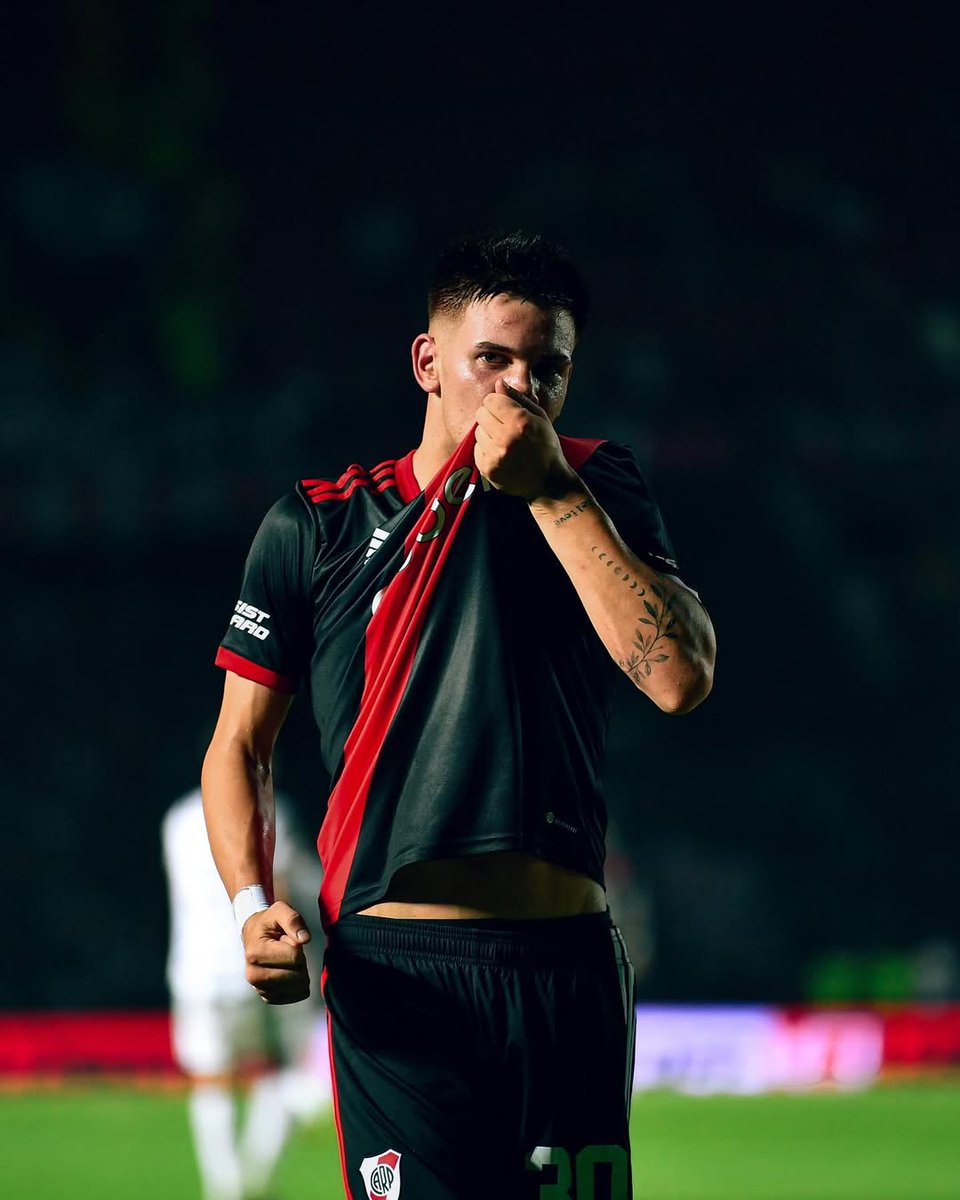 eze1901el's tweet photo. Pasan los años pero mastantuono no olvida nunca el amor que tiene por el club. https://t.co/JnXMjZT2fT