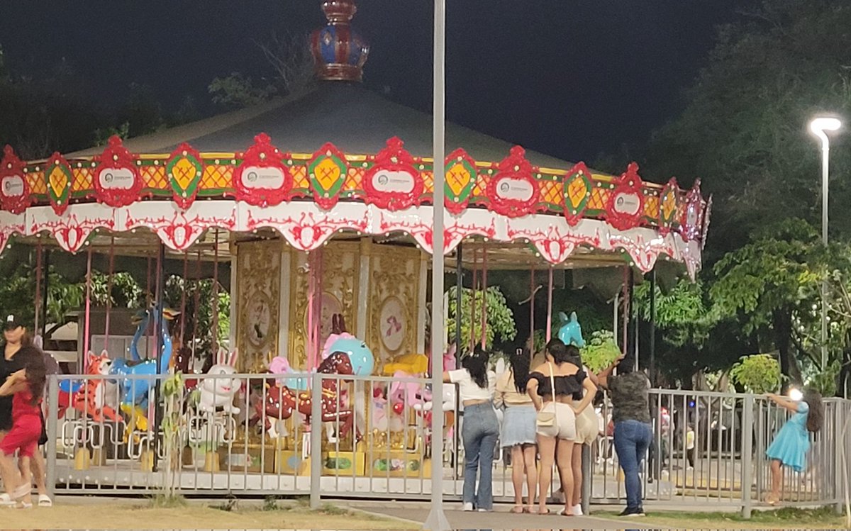 aralfa21's tweet photo. #ParqueDeLaVida El carrusel no está en funcionamiento. Fue hecho para el disfrute de niños y niñas, no solo para que lo miren. 

¿@GobdelCesar cuándo lo pondrán a funcionar? https://t.co/leajQmbnnB