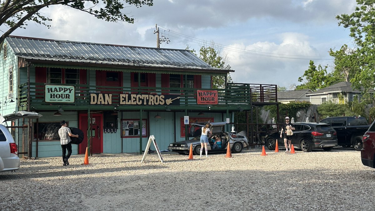 timemachinerent's tweet photo. Time traveling today in Houston for a birthday party. https://t.co/6ZglWPaXEI