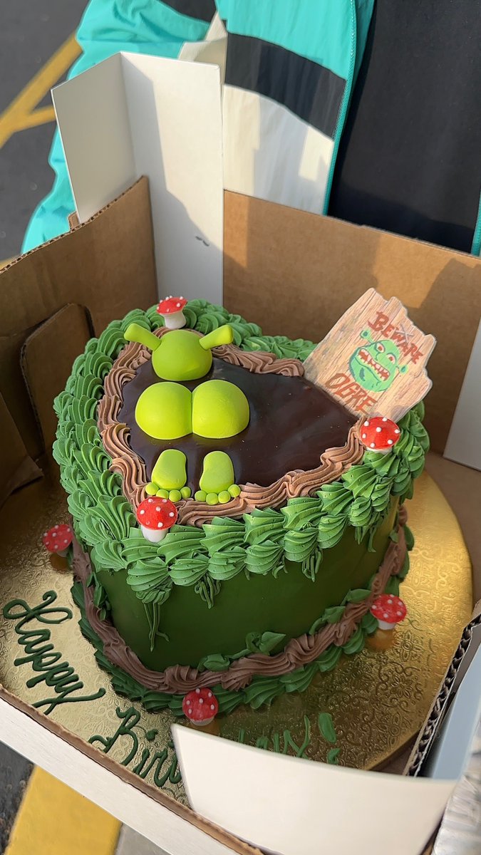 CHEETAHGWORL's tweet image. birthday cake #pickedup