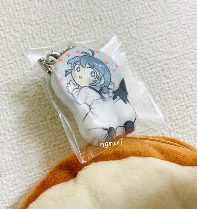 ケツの実マウスパッドキーホルダー完成しました(オペイル)7月の守ポカに持っていきます 