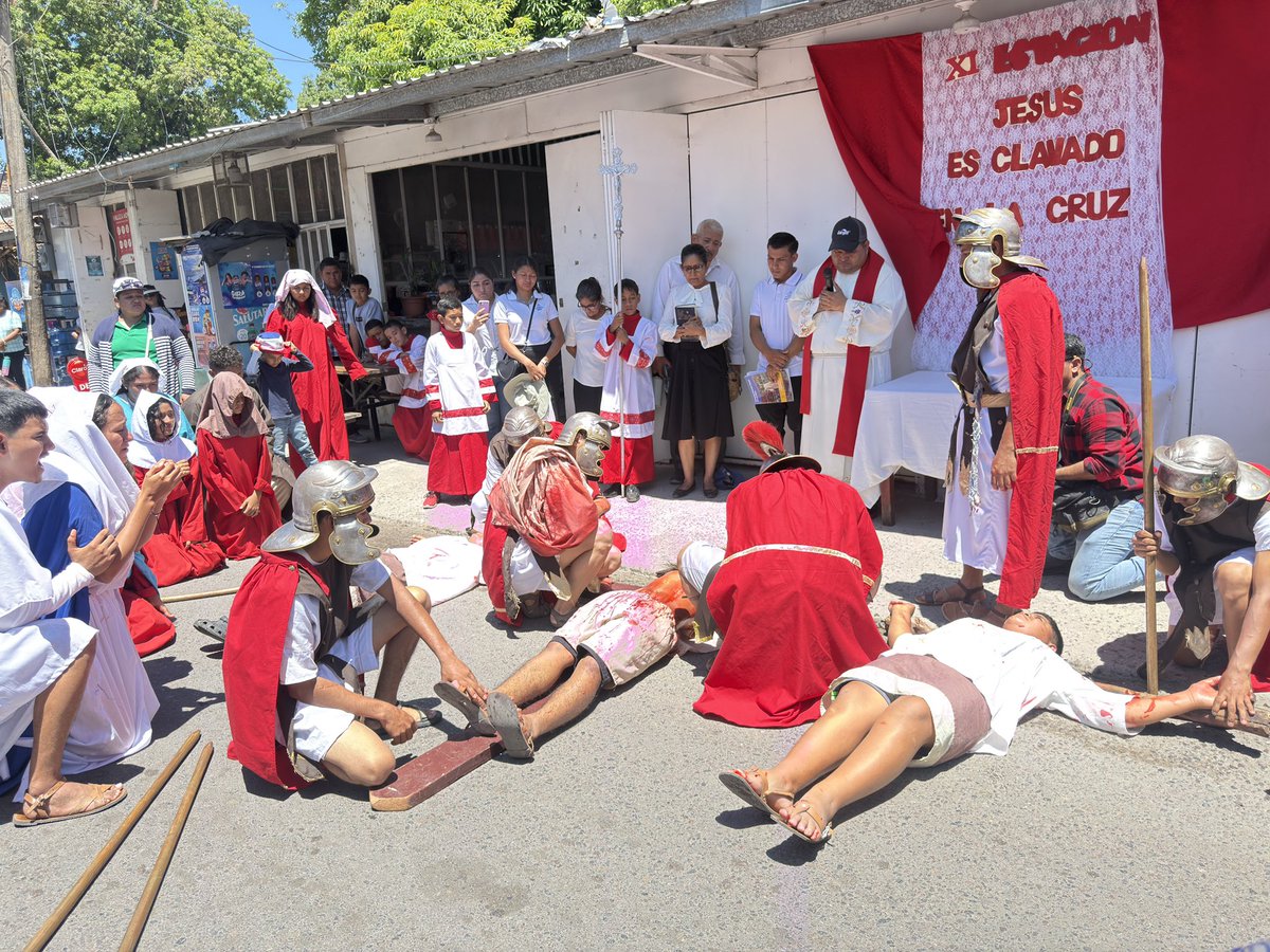 El Viernes Santo recordamos la pasión y muerte de Jesucristo en la cruz. Es uno de los días más solemnes del calendario cristiano, y se conmemora el sacrificio que Jesús hizo por la humanidad, entregando su vida para redimir los pecados del mundo.