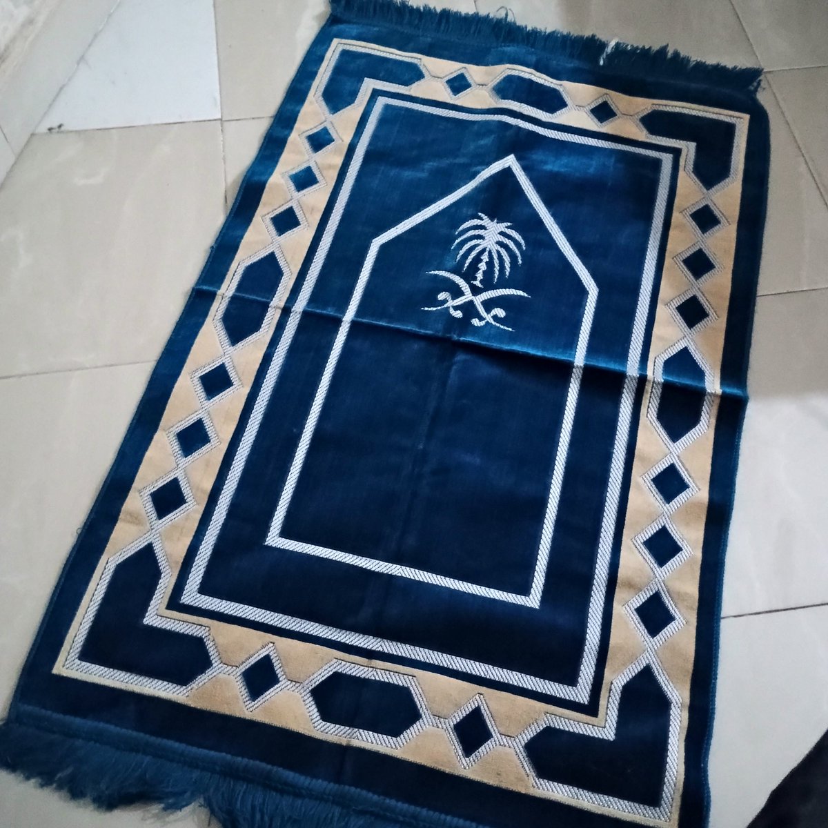 Andalusio's tweet photo. I like how my new praying carpet has the emblem of Saudi Arabia, but it's actually made in Turkiye. Then again, it and the shape may resemble the Qibla's direction (i.e Mecca).
(Yeah, I got it at 1004 Estate.)
#carpets #MadeInTurkiye #Turkiye #Türkiye #Friday #Jumaat #Islam https://t.co/zgFtOgHNuh