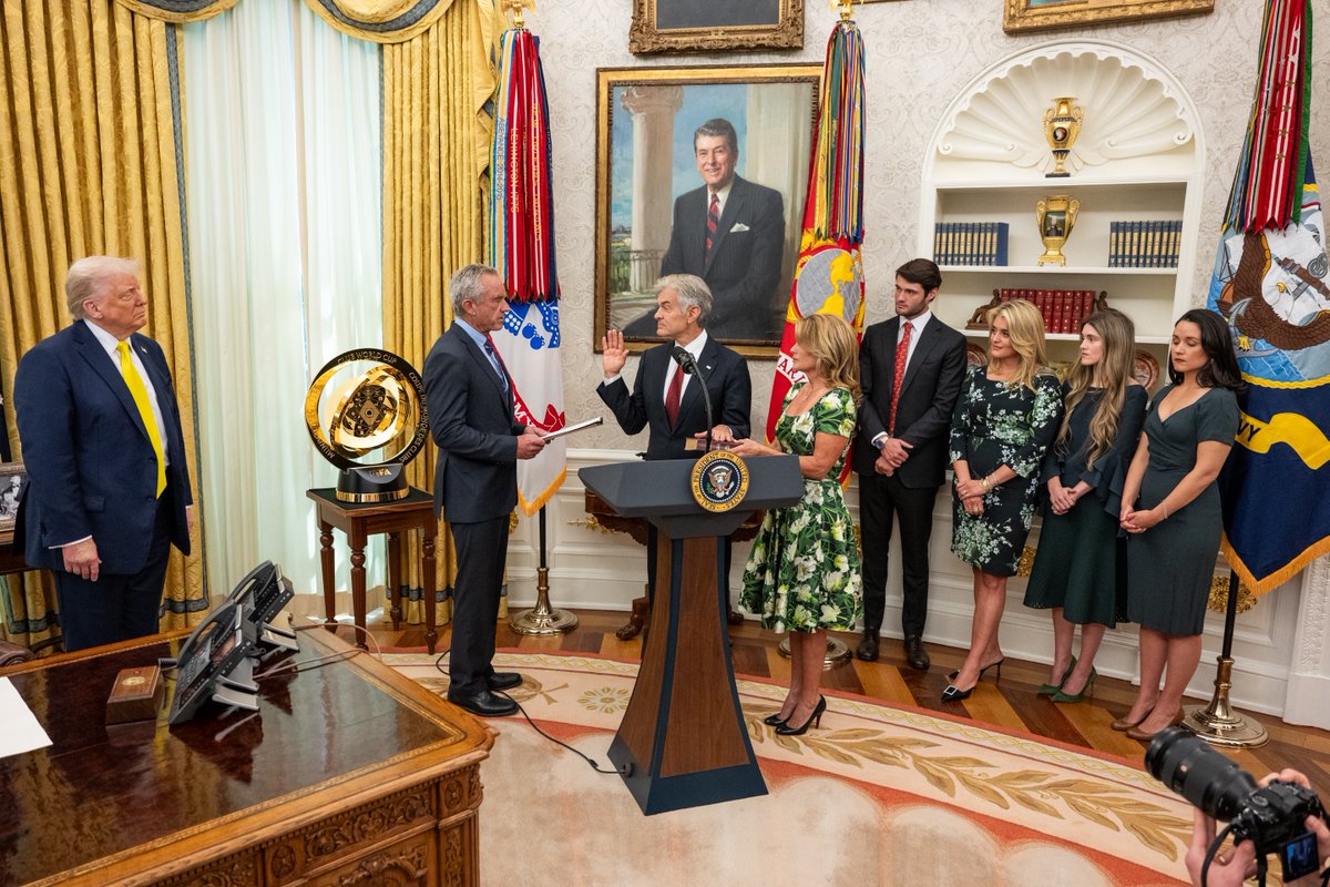WhiteHouse's tweet image. 🇺🇸 @DrOz has officially been sworn in as the Administrator of the Centers for Medicare & Medicaid Services by @SecKennedy in the Oval Office!