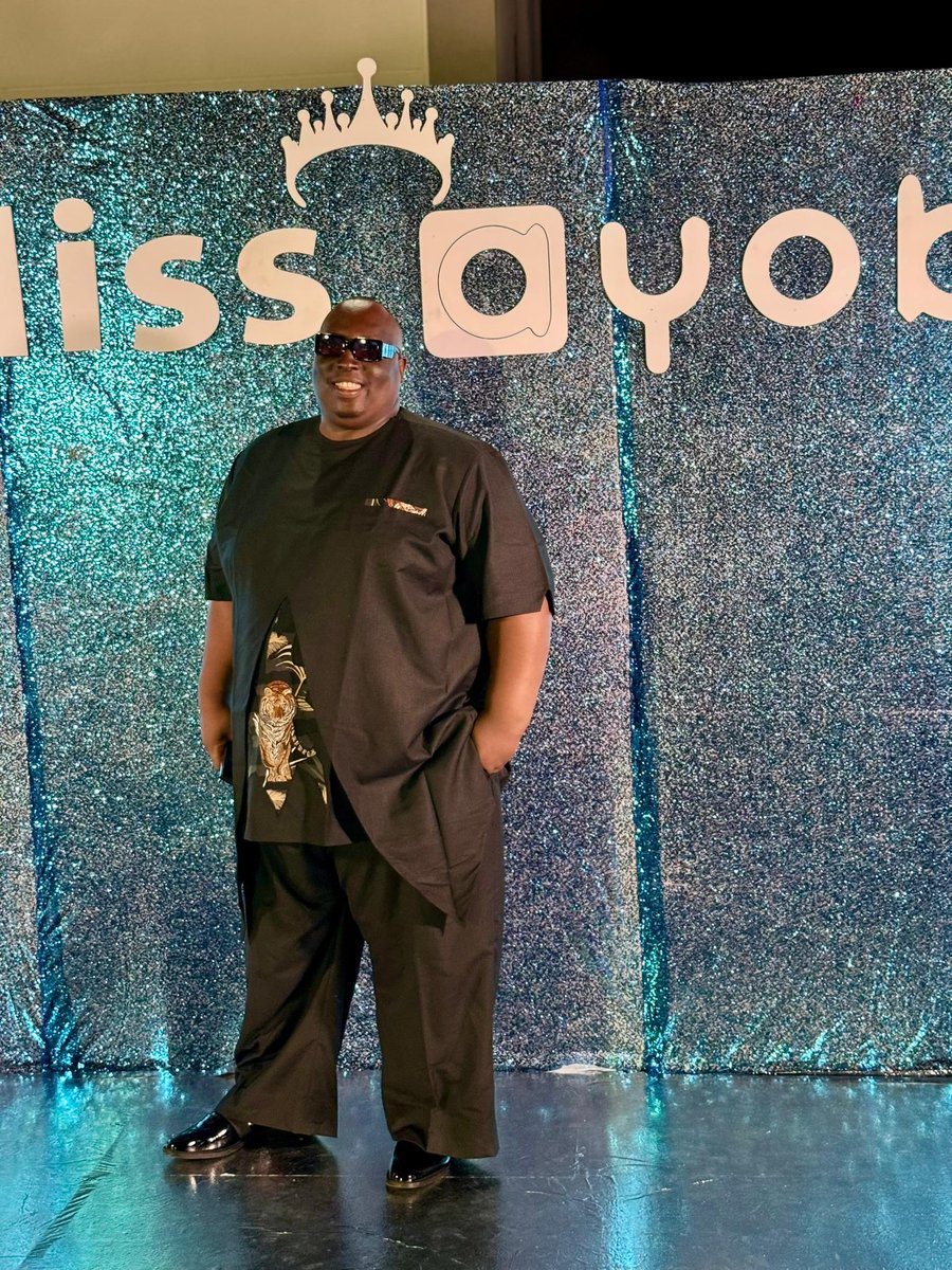 Ulrich_sas's tweet photo. @arsene_lejuif Pourquoi personne ne m’a parlé de ce truc de production le vendredi moi le mannequin le plus stylé ? Vous me combattez pourquoi ? 

#Fashionstar
#Vendrediproduction
#Saturons https://t.co/02XTAq6nEW