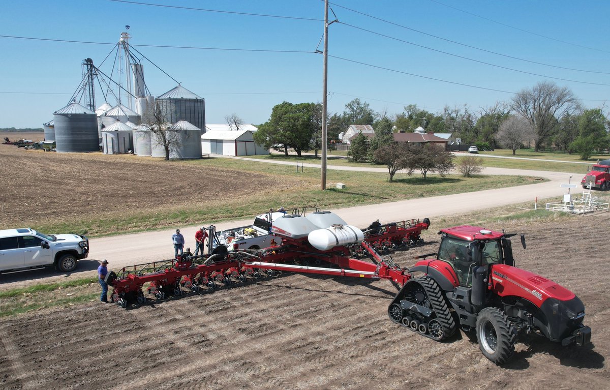 feed_grain's tweet photo. Sumner Co. Irrigated Corn plot 
Pecks, Burger Barn 
Great afternoon putting in the 2nd plot for the day,  Thank you to Kent Ott! https://t.co/tr1t56T7Au