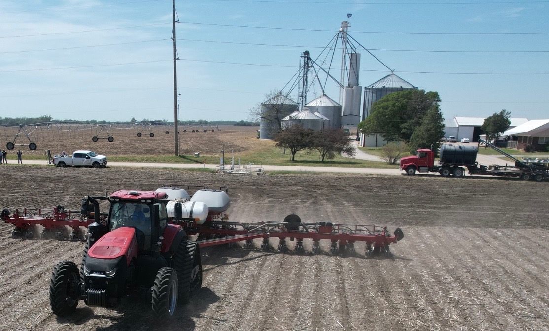 feed_grain's tweet photo. Sumner Co. Irrigated Corn plot 
Pecks, Burger Barn 
Great afternoon putting in the 2nd plot for the day,  Thank you to Kent Ott! https://t.co/tr1t56T7Au