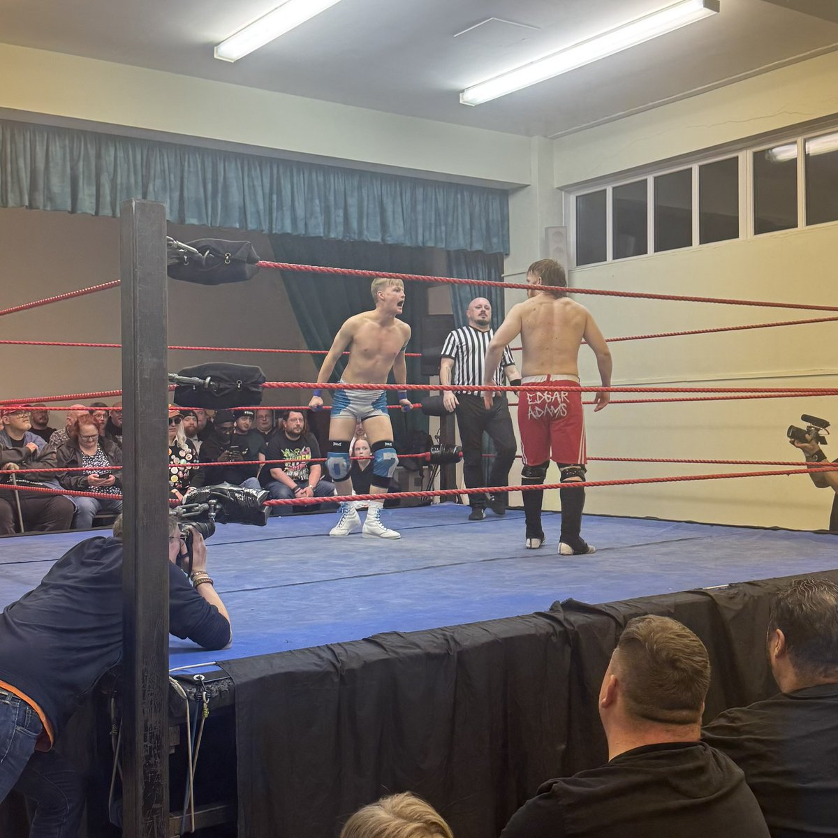 The Main Event of Bridge Pro: Double Tap is Edgar Adams and Zac Walker.

This 3 figure crowd at Wollaston Village Hall is divided on who to support.

#BritWresIsAlive #SupportIndyWrestling