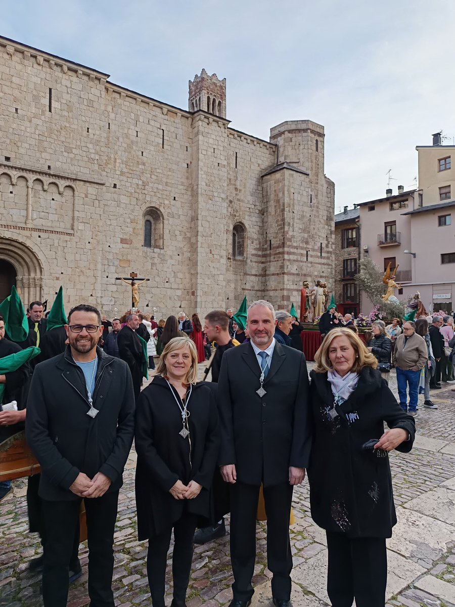 El membres del grup municipal de <a href="/JuntsXlaSeu/">Junts per la Seu d'Urgell</a> participant, un any més, a la processó del Sant Enterrament de #laSeu; Una manifestació religiosa i de cultura popular que aplega centenars de persones i es remunta al 1603.

Us desitgem Bona Pasqua. 🐣🌸