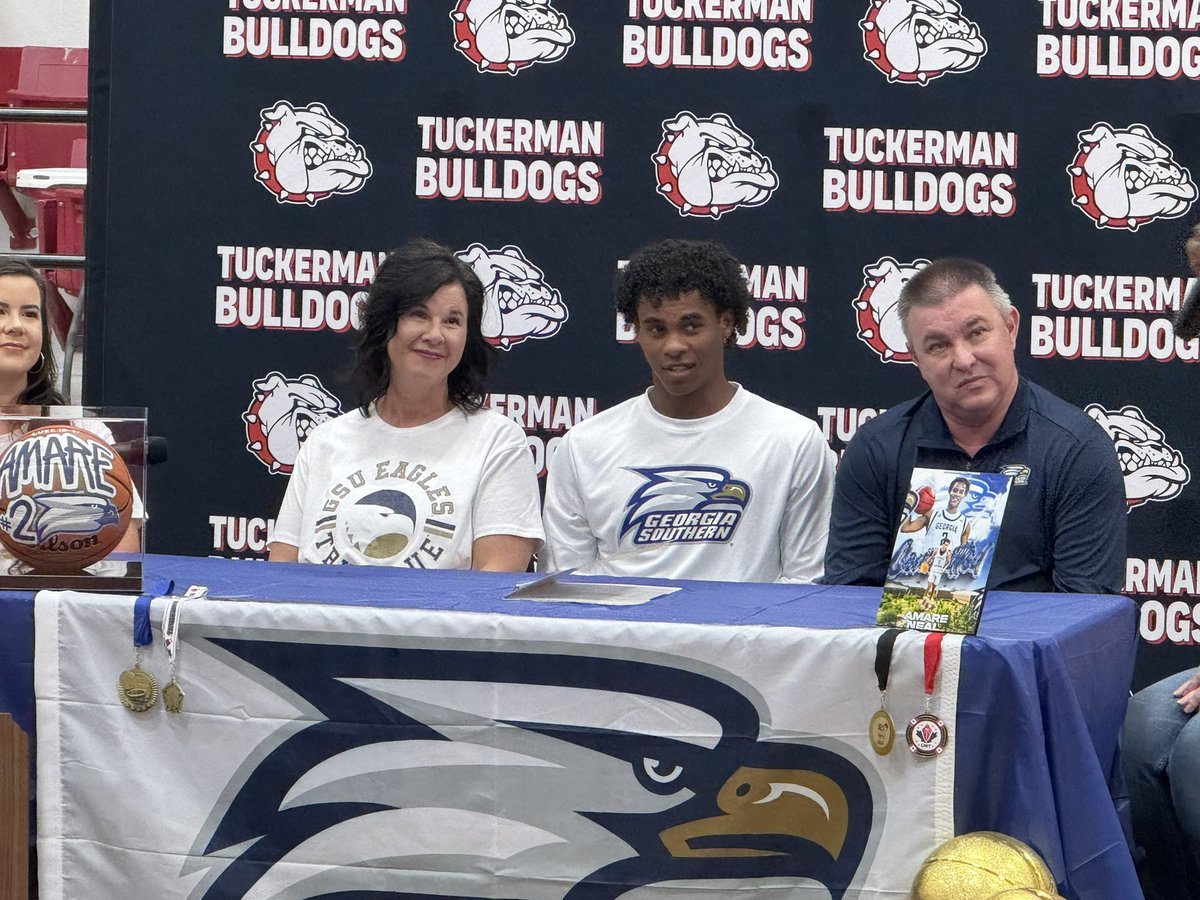Signing day in Tuckerman!

Amare Neal signing his papers to attend Georgia Southern. 

He averaged 17 points and 5 assist per game. 

Hear from the All State guard tonight at 6 and 10. 

<a href="/amare_neal002/">Amare Neal</a> <a href="/GSAthletics_MBB/">Georgia Southern Men's Basketball</a>