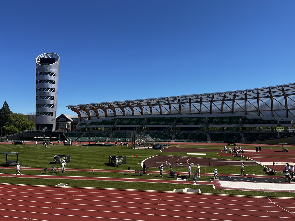 BeckParsons3's tweet photo. It’s a beautiful day for track at Hayward Field #OregonOpen https://t.co/R5nbzBDxGe