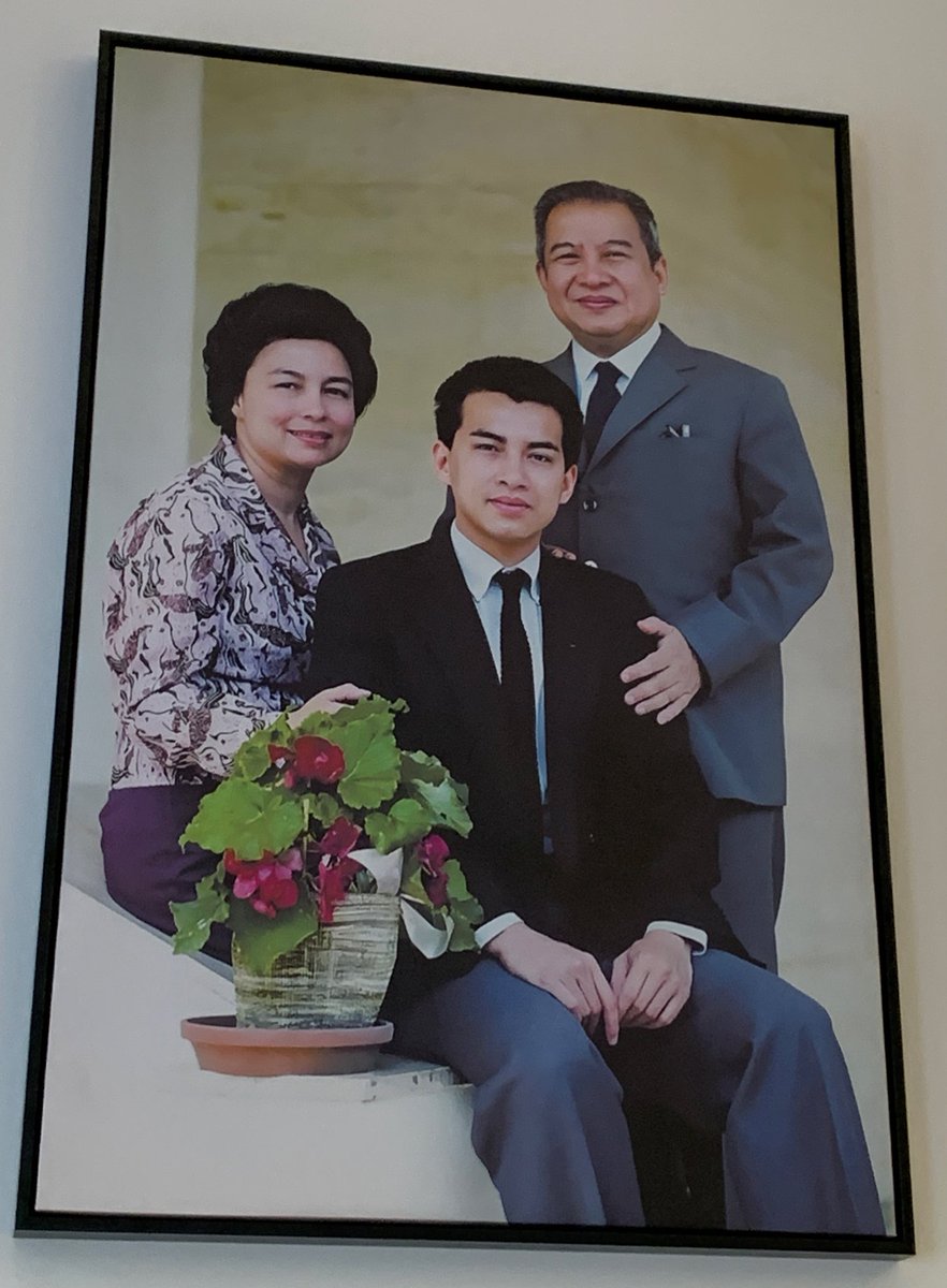 JMCambaceres's tweet photo. RV avec SE Md @SereyChea Gouverneure Banque Nationale Cambodge, SE #DavidLuy ambassadeur, SE #SumSanniseth vice-gvr et @blaise_kilian conseiller. Rappel relations historiques avec Feue SM Roi-père #NorodomSihanouk, projets éventuels pour #SommetFrancophonie à #PhnomPenh en 2026. https://t.co/tzrweBOR4X