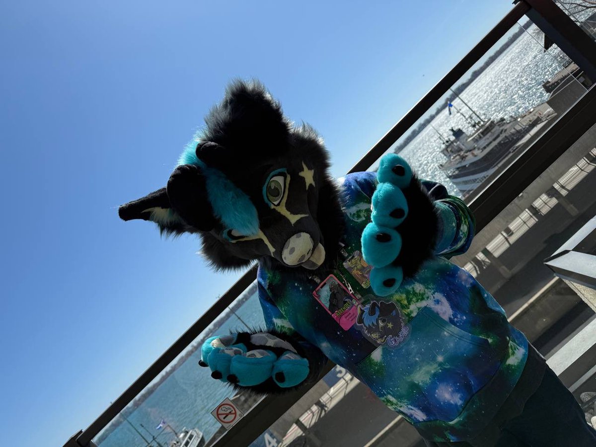 OMG LOOK AT THOSE BEANS!!

Happy #FursuitFriday ! 

📸 <a href="/KezEtor/">🔑🗝Kez Etor🗝🔑@FP,MFF</a> 
🧵 <a href="/NordstromKaiju/">𒌐 Nordstrom</a> 

#FE2025