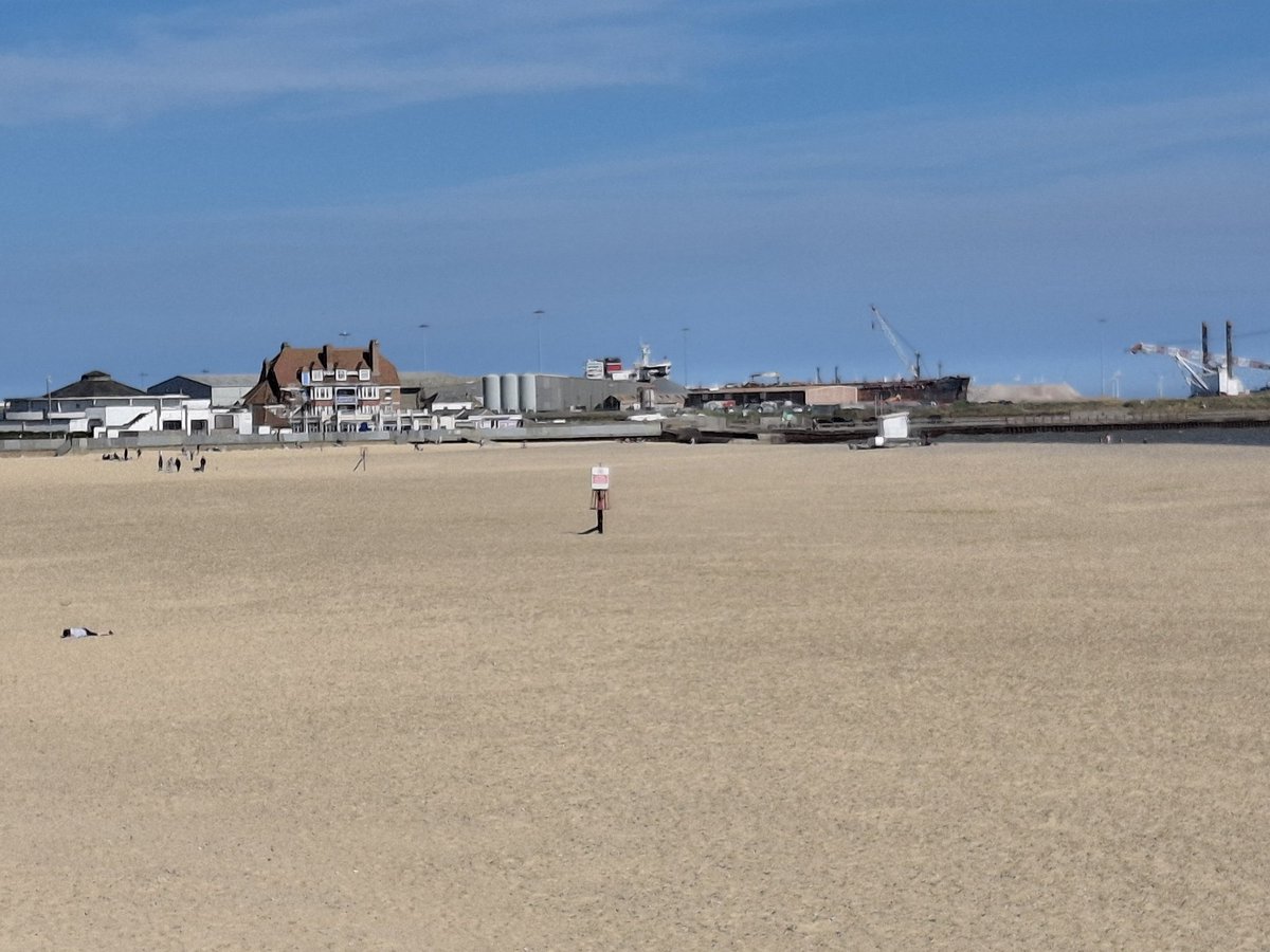 AndyHPodd's tweet photo. Sunny in Gorleston on sea today https://t.co/dDifvPfUnd