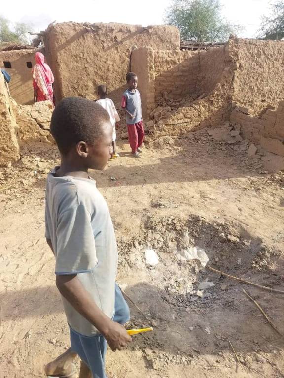Sudanese army troops and allied Joint Forces have arrested community leaders and activists in El Fasher's Abu Shouk camp, a spokesperson for a Darfur displaced persons' group said Friday, accusing them of blocking residents from fleeing intense shelling.
sudantribune.com/article299899/
