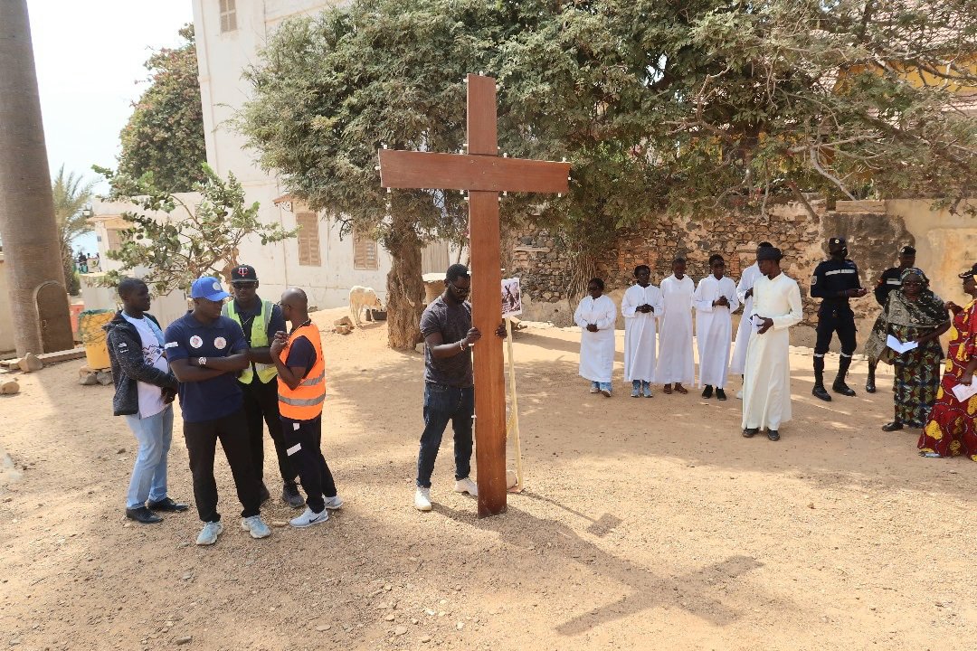 Ce vendredi saint, la communauté chrétienne de Gorée a célébré le Chemin de Croix sous le thème : « Avec Saint Charles Borromée, en route pour le jubilé des 195 ans ». Un moment de prière et de recueillement en marche vers un anniversaire spirituel fort.