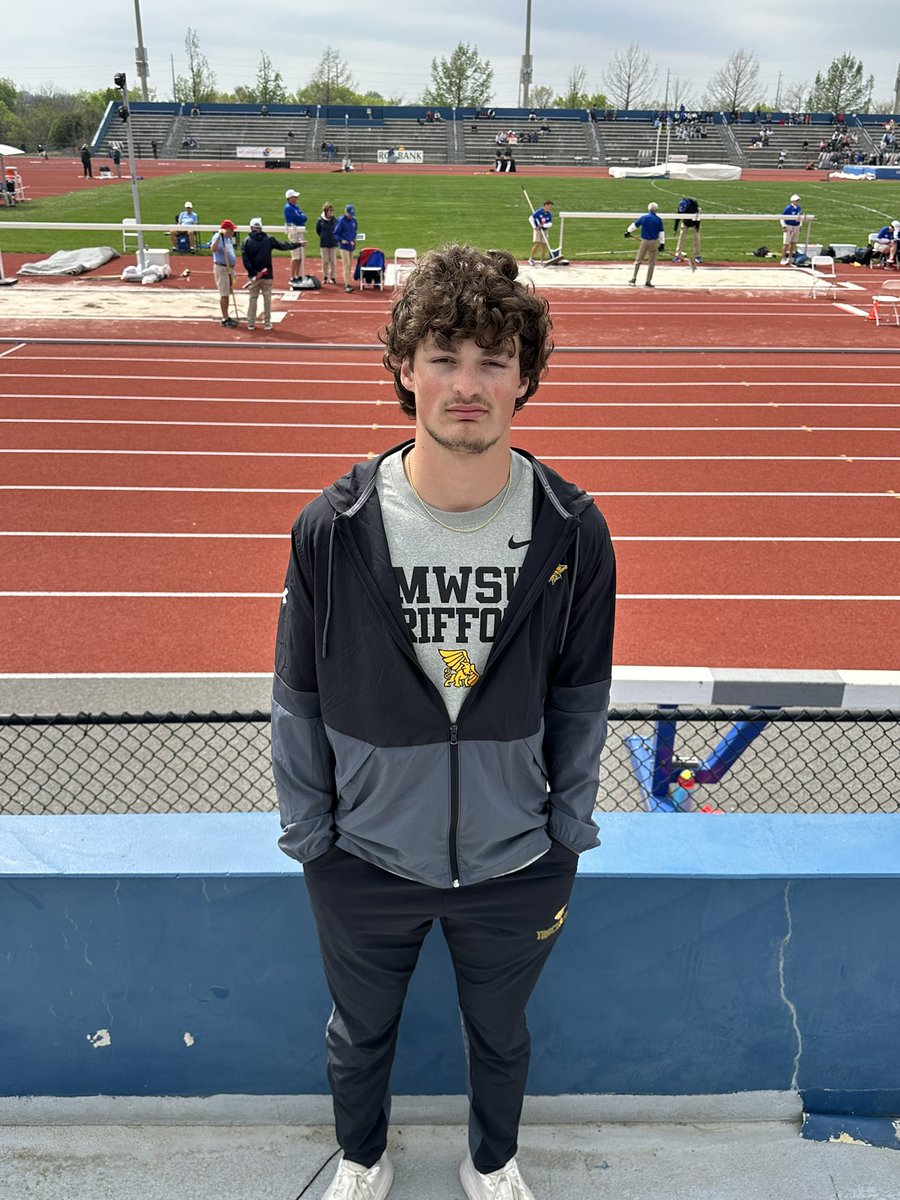 🚨BLHS school record 🚨Senior <a href="/AustinAdair2025/">Austin Adair</a> Set a new 200m record at Little KU 2025 with a time of 22.16! He ran an excellent 100m time of 10.69, narrowly missing the 100m school record by only .03 seconds!