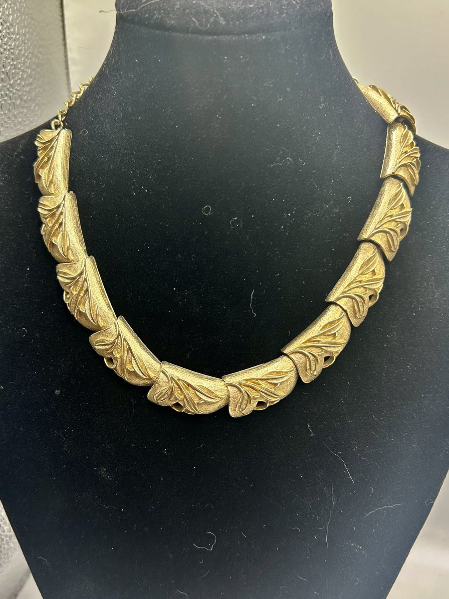 DARLINGXXDARLA's tweet photo. Vtg Signed #SarahCoventry #1960's #Matt #Gold Tone #Neckless #Giftideas #GiftIdeasForHer #DarlingdarlasvintageShop #VintageNeedISayMore 18” Link Chain Jewelry https://t.co/6Q9KUMiKap #eBay via @eBay https://t.co/waoZBg0Wvz