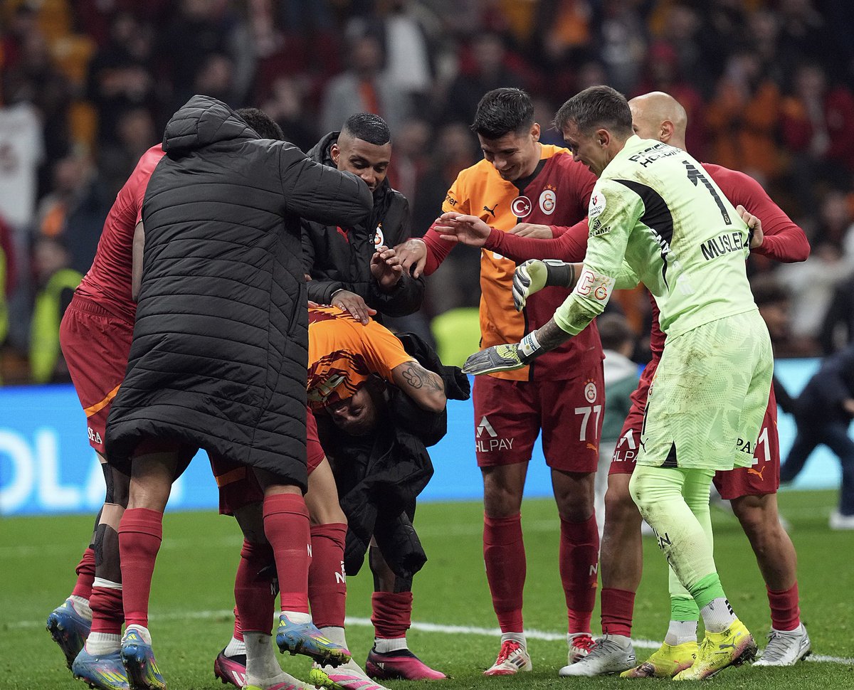 Un paso más cerca de nuestros objetivos.
Unidos y fuertes! Ganamos un partido importante y demostramos que somos un equipo sólido.
La perseverancia paga! Estoy orgulloso del  equipo por el esfuerzo y la dedicación. 

Vamos Gala 💛❤️