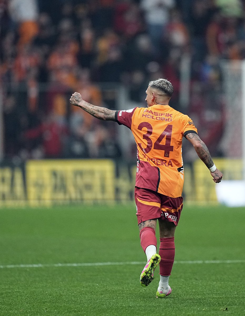 LTorreira34's tweet photo. Un paso más cerca de nuestros objetivos.
Unidos y fuertes! Ganamos un partido importante y demostramos que somos un equipo sólido.
La perseverancia paga! Estoy orgulloso del  equipo por el esfuerzo y la dedicación. 

Vamos Gala 💛❤️ https://t.co/nwKwCCD656