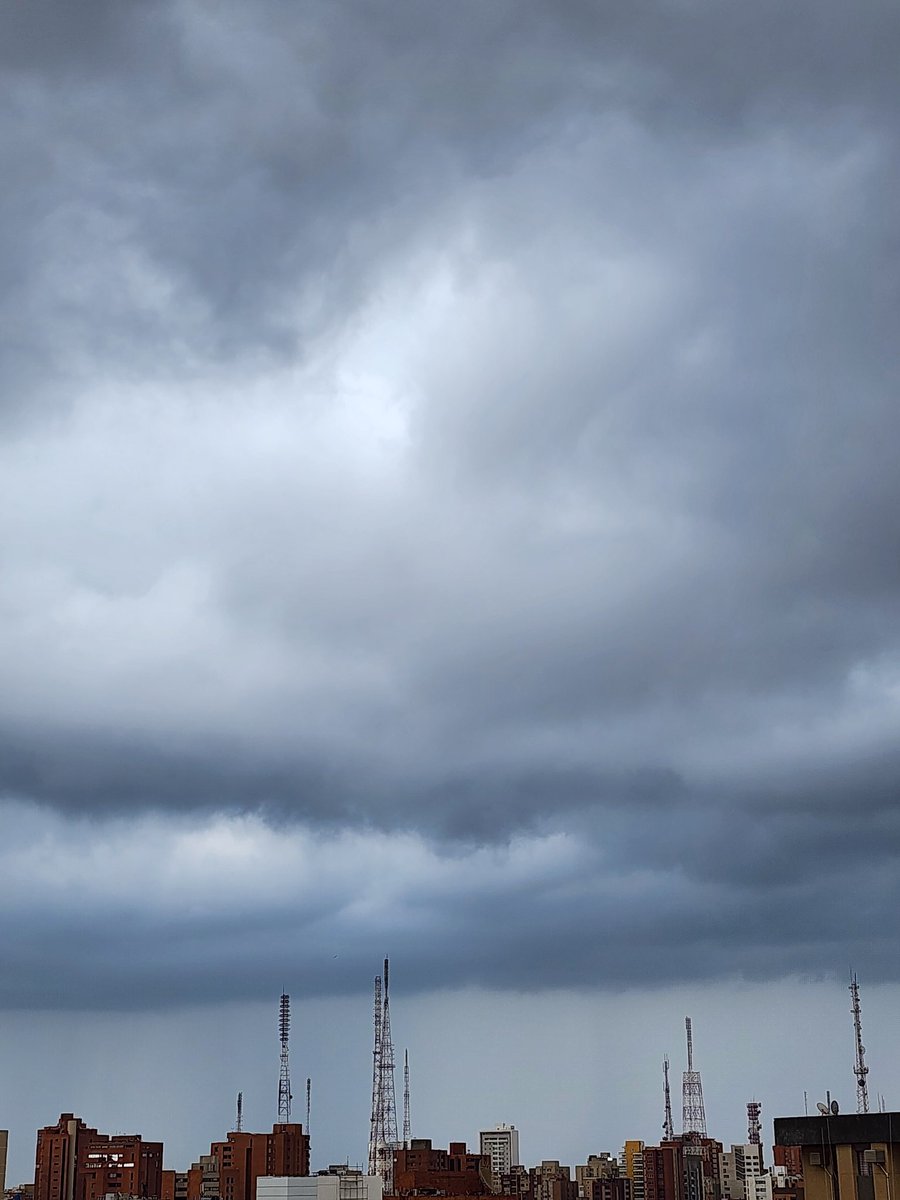 drnerioleon's tweet photo. Así el cielo sobre Maracaibo,  pero aun a esta hora no cae ni una gota en el norte de la ciudad. @Meteovargas @ClimaMaracaibo @MeteoZuliaReal https://t.co/JBmTupNnqv