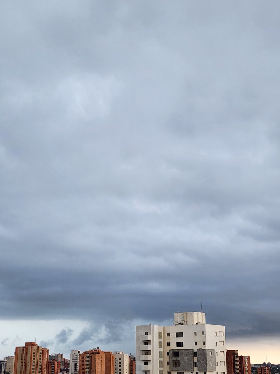 drnerioleon's tweet photo. Así el cielo sobre Maracaibo,  pero aun a esta hora no cae ni una gota en el norte de la ciudad. @Meteovargas @ClimaMaracaibo @MeteoZuliaReal https://t.co/JBmTupNnqv