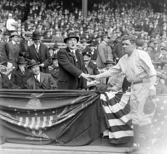 VanderlansJim's tweet photo. April 18, 1923 - Babe Ruth shakes hands with President Warren Harding on opening day at Yankee Stadium.
#MLB #1920s #NewYork #Yankees #POTUS #WarrenHarding https://t.co/otPYhIZuJQ