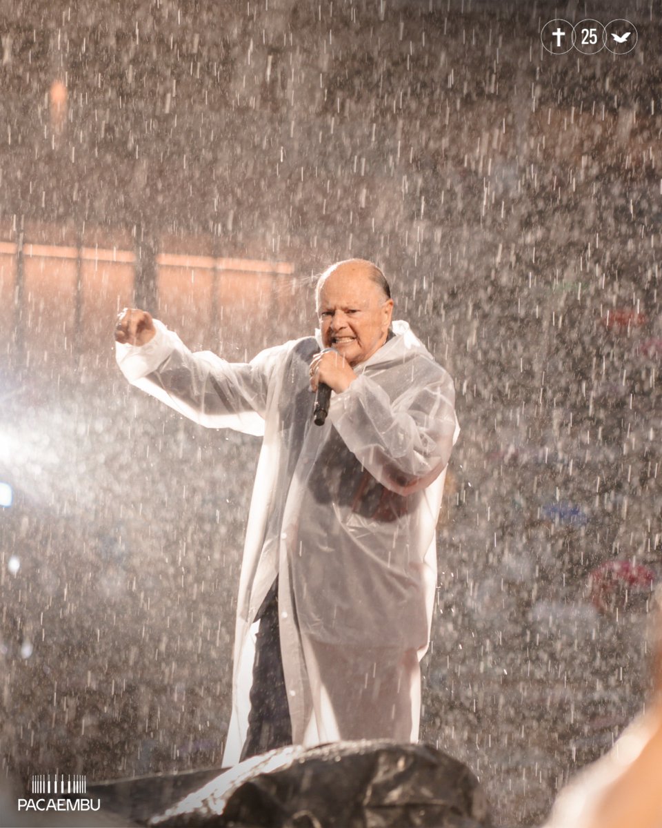 IgrejaUniversal's tweet photo. Chuva aqui no Pacaembu? Sim, mas é chuva de bençãos para todos que estão nessa fé!

Só o Senhor é Deus! #FamiliaAoPeDaCruz https://t.co/4FRMXKSHQ8