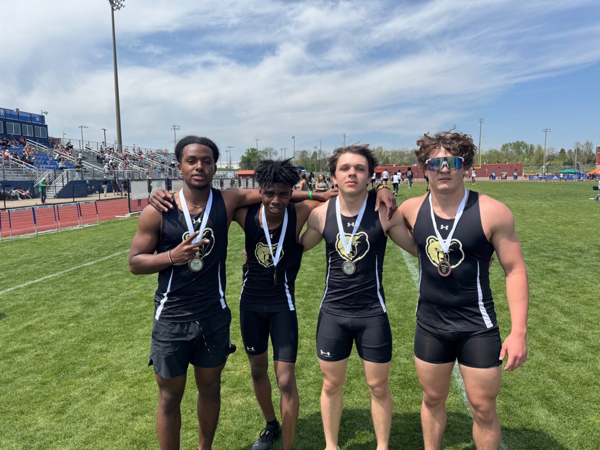 What do you get w/a SR, a JR, &amp; 2 sophomore Golden Bear 🏈/💨👟 dual sporters? A medal! Congrats on the podium finish.