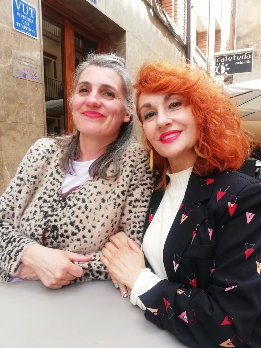 El equipo de "Las envidiosa" <a href="/RasmiaEdiciones/">Rasmia Ediciones</a> afilando la pluma.