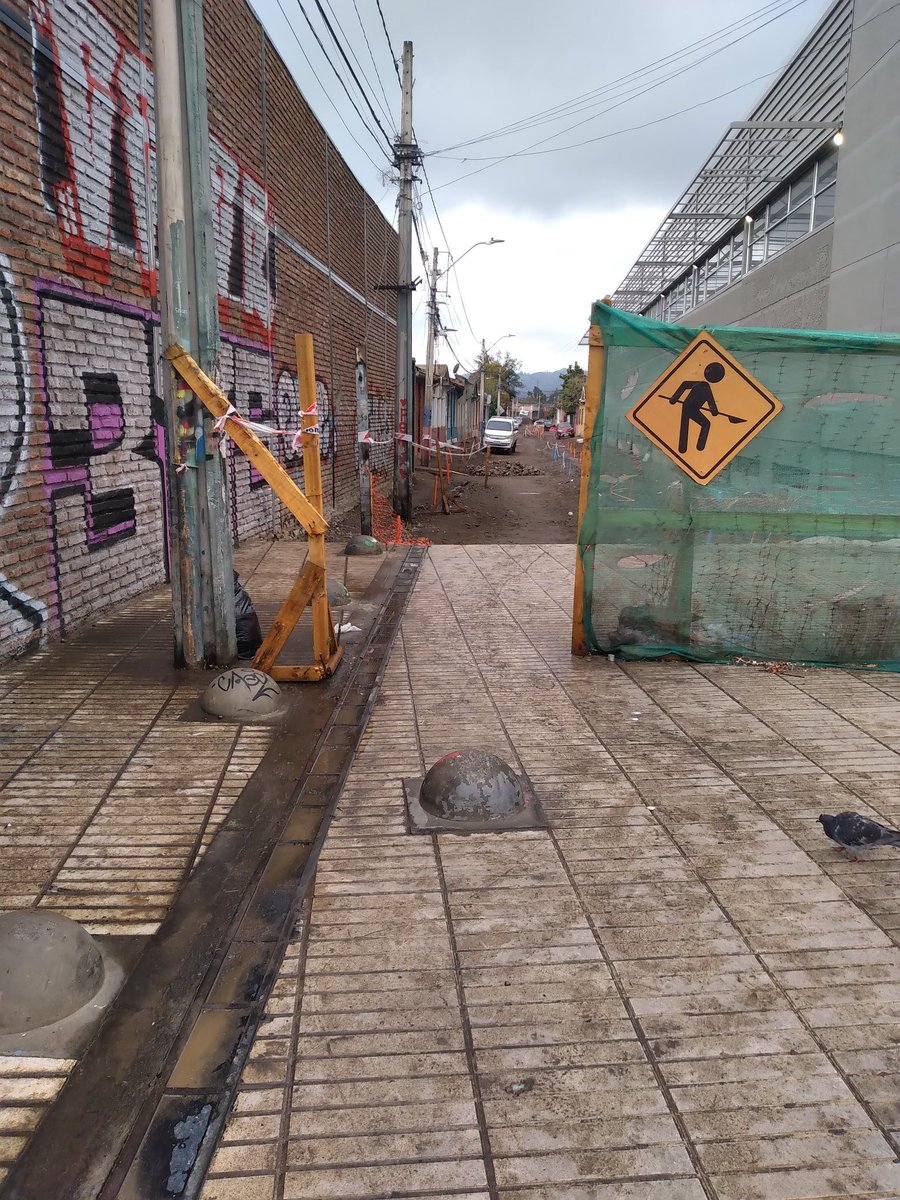 edgardkings's tweet photo. @Orrego Si, encerrados,  con una calle hecho mier... con trabajos detenidos hace mas de un mes.  Severino Casorzo - Barrio Típico Pza. Chacabuco en Independencia.   Ud. Sabe de que se trata, ¿ verdad?.  Entonces, ¿hasta cuando seguimos esperando?... https://t.co/3wsNYaYFNR